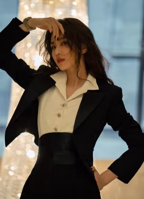 被許晴的氣質迷住了,穿西服套裝也難掩身材曲線,女人看了都羨慕