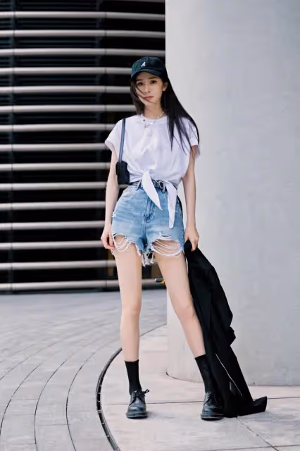 楊冪真是「絲襪控」，穿短袖都不放過絲襪，身材好才敢這麼穿？