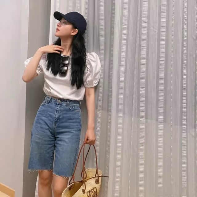 趙露思素顏走機場都這麼清純?穿搭黑色棒球針織,小腰瘦的惹人愛