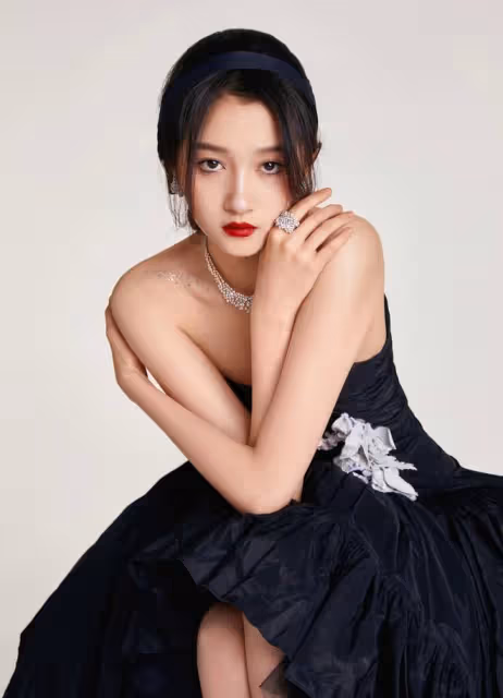 關曉彤魔女短髮,穿出「暗黑公主」性感美,一襲晚禮服高級又嫵媚