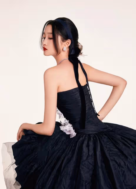 關曉彤魔女短髮,穿出「暗黑公主」性感美,一襲晚禮服高級又嫵媚
