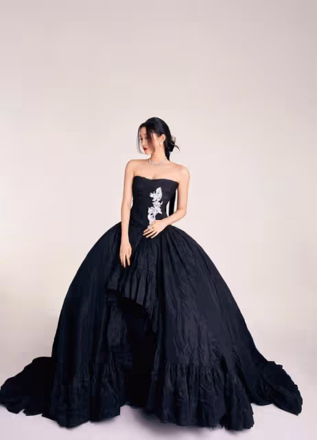 關曉彤魔女短髮,穿出「暗黑公主」性感美,一襲晚禮服高級又嫵媚