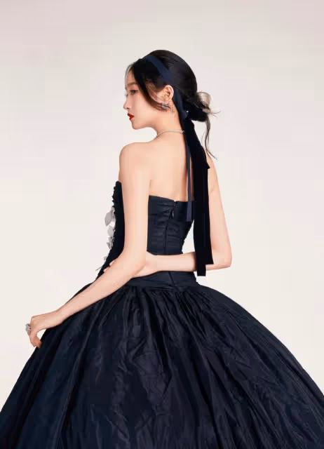 關曉彤魔女短髮,穿出「暗黑公主」性感美,一襲晚禮服高級又嫵媚