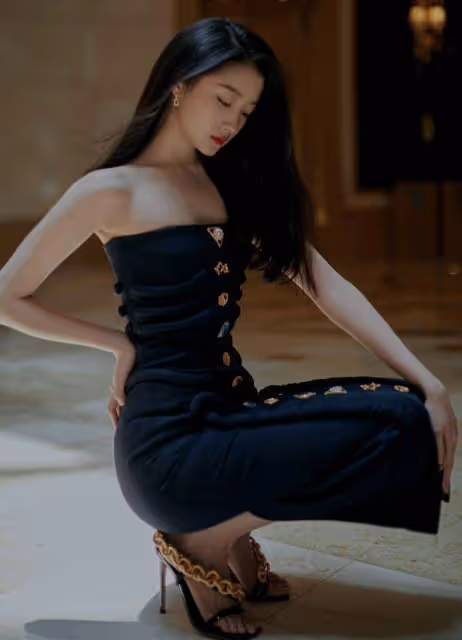 關曉彤魔女短髮，穿出「暗黑公主」性感美，一襲晚禮服高級又嫵媚