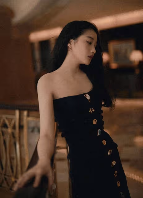 關曉彤魔女短髮，穿出「暗黑公主」性感美，一襲晚禮服高級又嫵媚