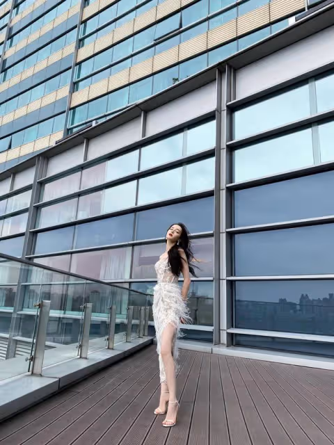 迪麗熱巴真是放開了,穿肉色蕾絲弔帶連衣裙,完全不怕走光啊