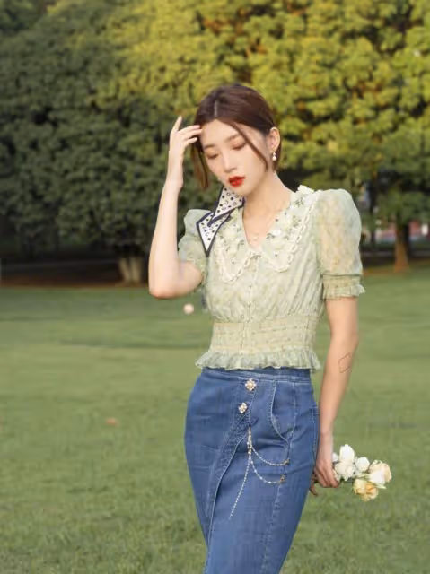 博主胡佳卉走森女部落風,珍珠牛仔開叉裙搭刺繡娃娃衫,甜爆了