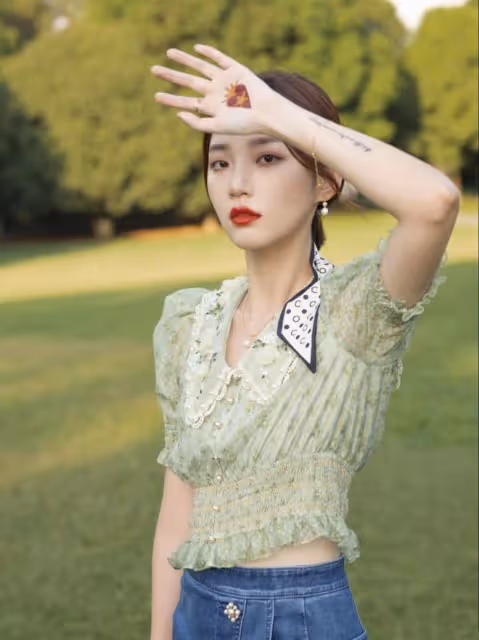 博主胡佳卉走森女部落風,珍珠牛仔開叉裙搭刺繡娃娃衫,甜爆了