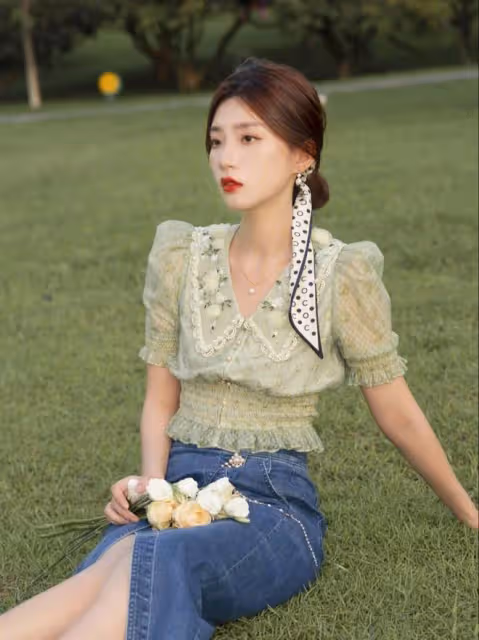 博主胡佳卉走森女部落風,珍珠牛仔開叉裙搭刺繡娃娃衫,甜爆了