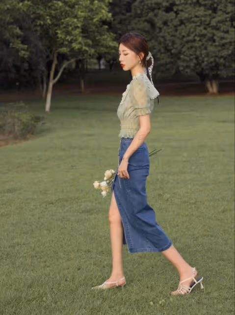 博主胡佳卉走森女部落風,珍珠牛仔開叉裙搭刺繡娃娃衫,甜爆了