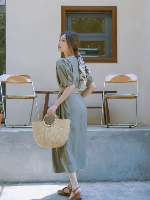 博主胡佳卉走森女部落風，珍珠牛仔開叉裙搭刺繡娃娃衫，甜爆了