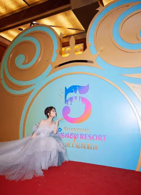 毛曉彤扮演「迪士尼公主」，一件天藍玫瑰裙，燈光下自帶甜美范