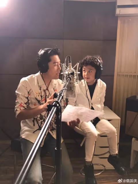 蔡國慶曬照為大兒子慶生，13歲慶慶長相隨爸超帥氣，身高近一米八