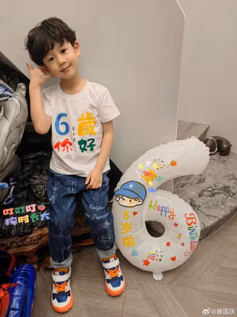 蔡國慶曬照為大兒子慶生，13歲慶慶長相隨爸超帥氣，身高近一米八
