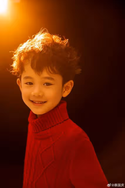 蔡國慶曬照為大兒子慶生，13歲慶慶長相隨爸超帥氣，身高近一米八