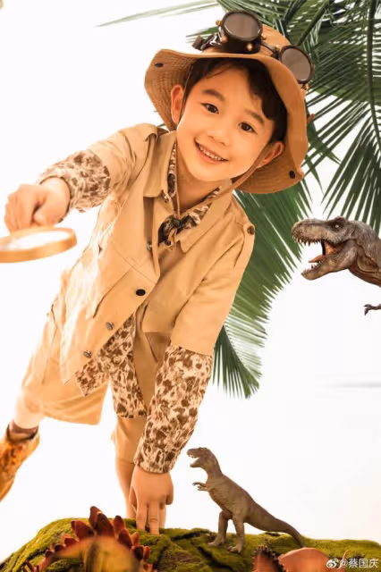 蔡國慶曬照為大兒子慶生，13歲慶慶長相隨爸超帥氣，身高近一米八