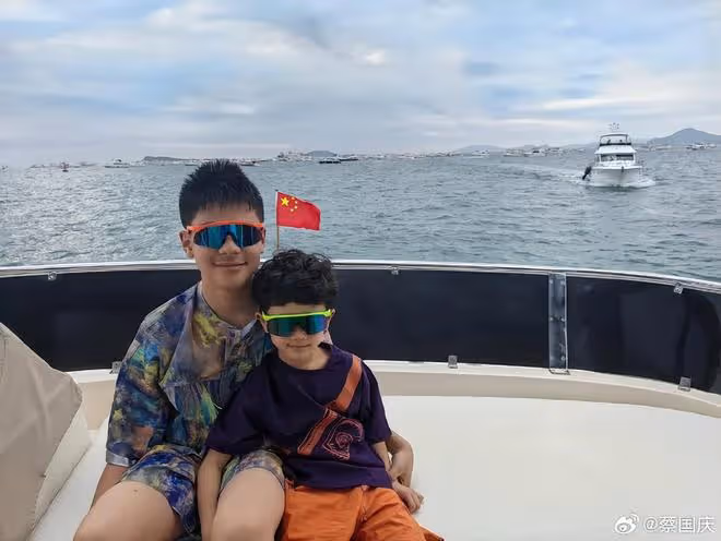 蔡國慶曬照為大兒子慶生，13歲慶慶長相隨爸超帥氣，身高近一米八