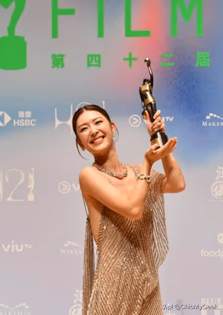 當年大家只看到她的胸，如今她是金像影后！