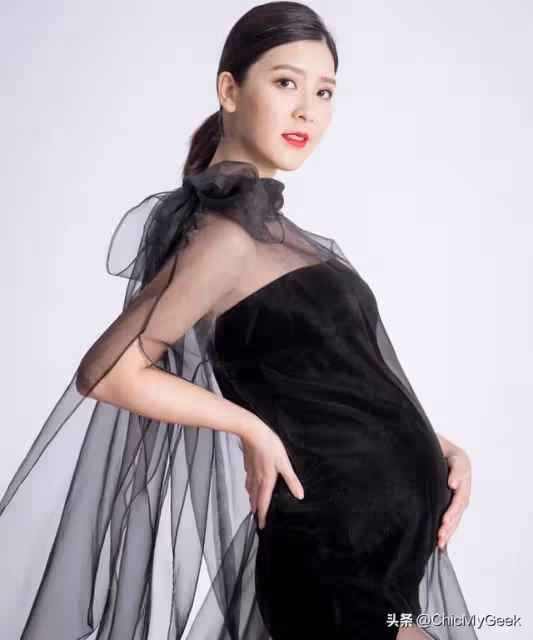 當年大家只看到她的胸，如今她是金像影后！