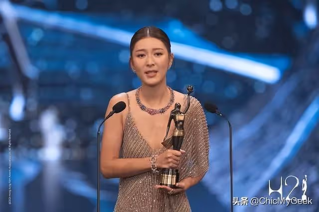 當年大家只看到她的胸，如今她是金像影后！