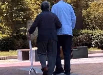 父親去世，繼母要去親兒子家，外孫：外婆，你什麼時候回來？