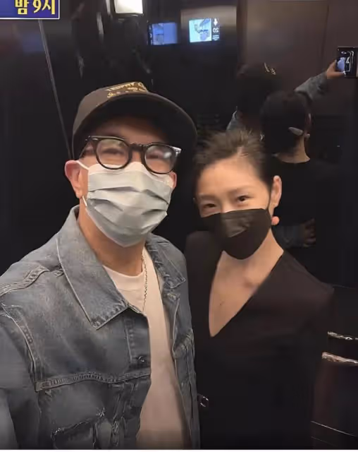 大S發糖了！ 和具俊曄在電梯里擁抱合照，每次出行都打卡紀念