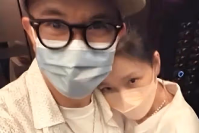 大S發糖了！ 和具俊曄在電梯里擁抱合照，每次出行都打卡紀念