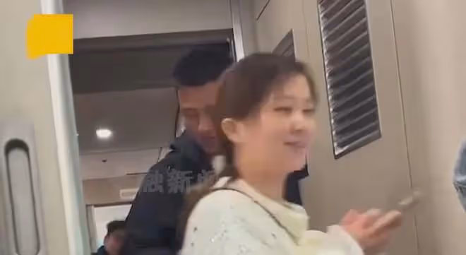 女生乘高鐵時遇到帥哥,下秒主動上前搭訕要微信,幾秒後笑成翹嘴
