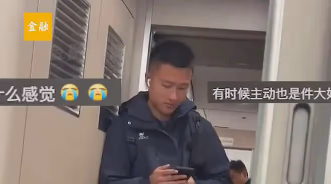 女生乘高鐵時遇到帥哥,下秒主動上前搭訕要微信,幾秒後笑成翹嘴