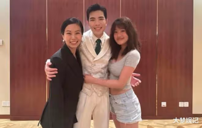 梧桐妹「低胸熱褲」摟乾爹，蕭敬騰「一動作」網友：Summer嫁對人