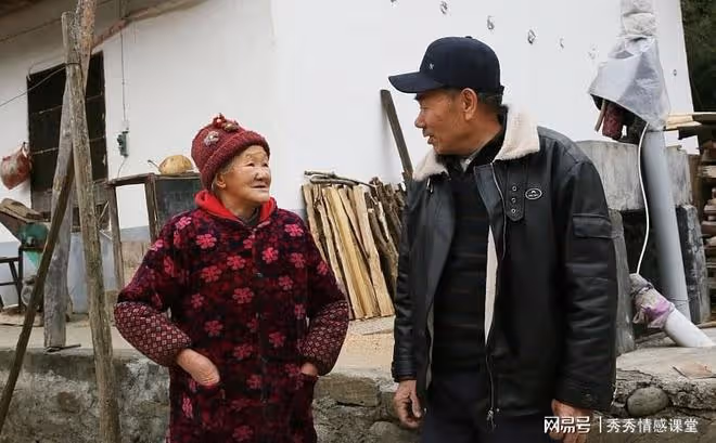 那年我爸出差帶回一個編織袋,奶奶讓他趕緊扔了,結局卻很意外