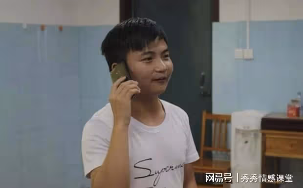 那天下班遲走了十分鐘,接到個阿姨的求助電話,此後我的人生變了