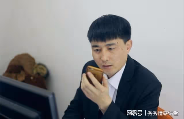 那天下班遲走了十分鐘，接到個阿姨的求助電話，此後我的人生變了