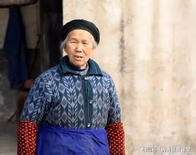 母親遠嫁25年沒回娘家，今年母親病重，舅舅來探望留下一個黑提包