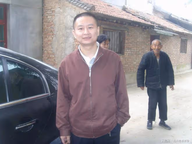 母親遠嫁25年沒回娘家，今年母親病重，舅舅來探望留下一個黑提包