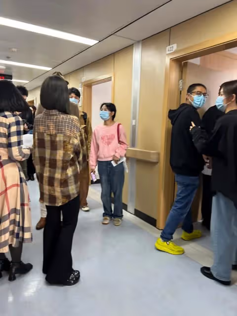 43歲阿嬌現身寧波衛生院，穿69元襯衫十分低調，曾被曝懷雙胞胎！