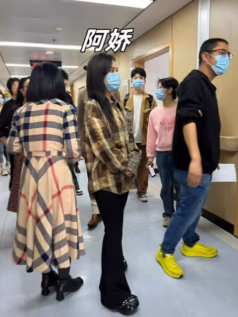 43歲阿嬌現身寧波衛生院，穿69元襯衫十分低調，曾被曝懷雙胞胎！