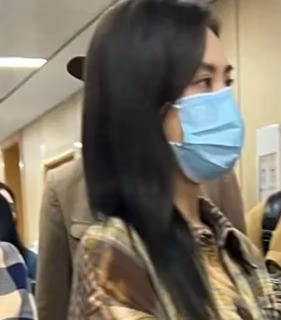 43歲阿嬌現身寧波衛生院，穿69元襯衫十分低調，曾被曝懷雙胞胎！