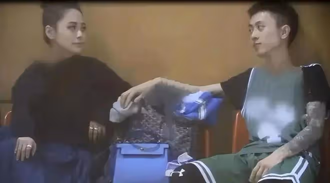 43歲阿嬌現身寧波衛生院，穿69元襯衫十分低調，曾被曝懷雙胞胎！