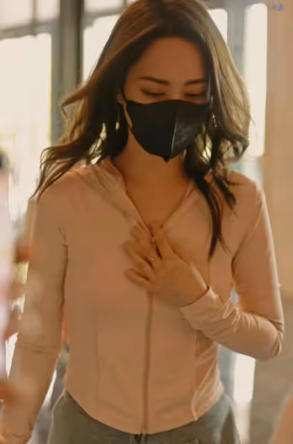 43歲阿嬌現身寧波衛生院，穿69元襯衫十分低調，曾被曝懷雙胞胎！
