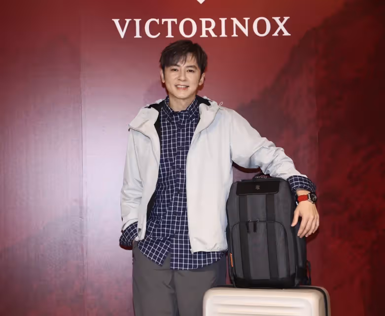 禾浩辰羞曝「肌肉很多」　合體李國毅、邱勝翊當VICTORINOX旅遊型男