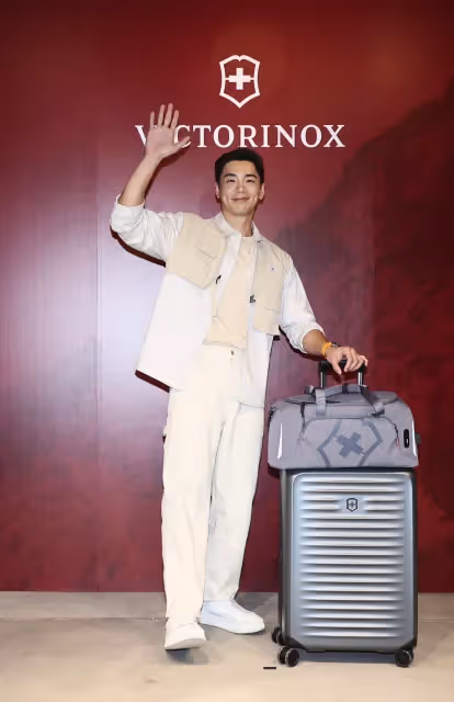 禾浩辰羞曝「肌肉很多」　合體李國毅、邱勝翊當VICTORINOX旅遊型男