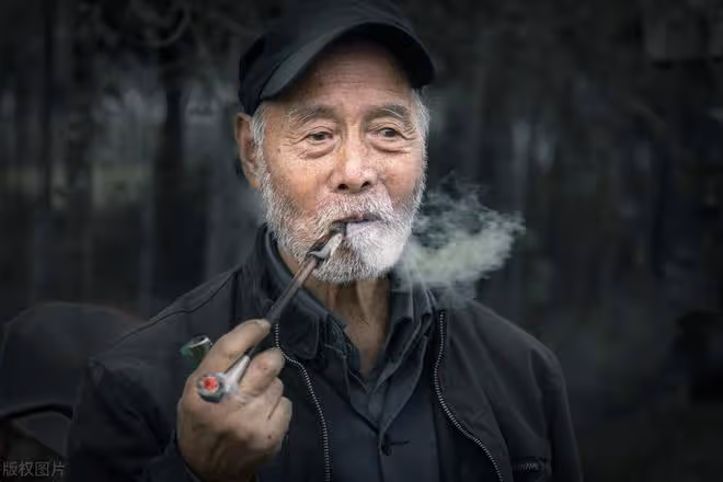 6旬老伯被老伴謾罵打壓40年，現在氣得要離婚，直言還不如單身漢