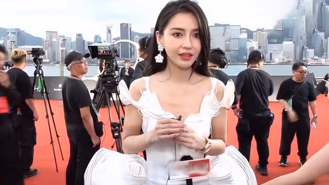 楊穎透露將回港發展?打親情牌被吐槽,7字回應瘋馬秀後落荒而逃