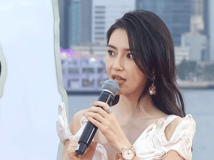 楊穎透露將回港發展？打親情牌被吐槽，7字回應瘋馬秀後落荒而逃