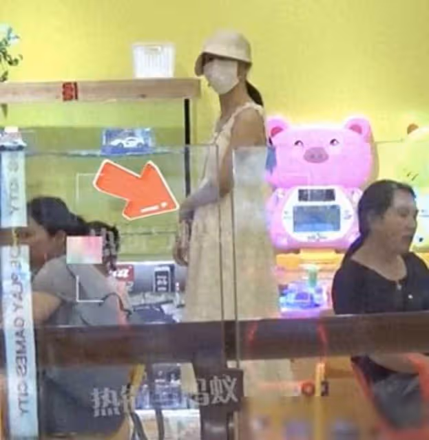 42歲謝娜疑似再次懷孕?大肚子帶3個女兒逛商場,引髮網友熱議。