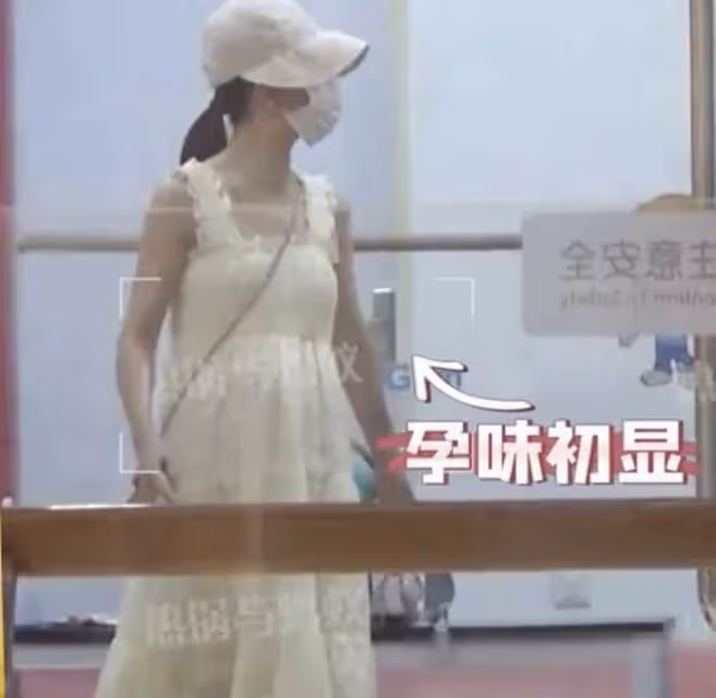 42歲謝娜疑似再次懷孕?大肚子帶3個女兒逛商場,引髮網友熱議。