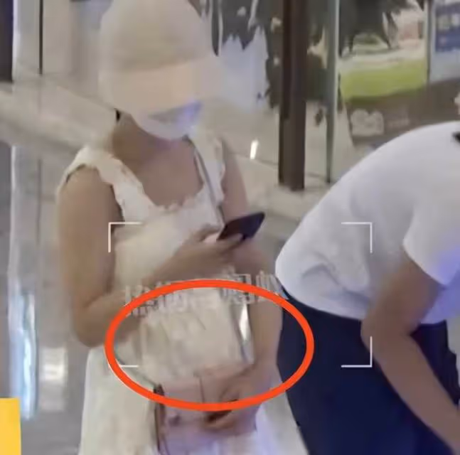 42歲謝娜疑似再次懷孕?大肚子帶3個女兒逛商場,引髮網友熱議。