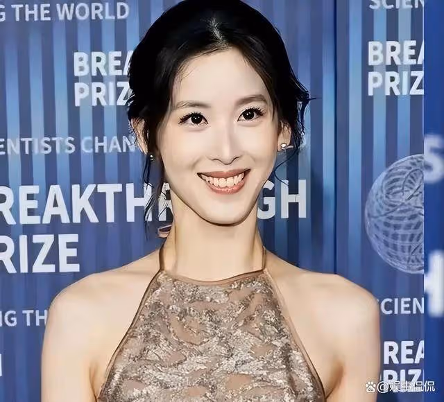 章澤天閃現美國！參加名流晚宴，穿掛脖透視長裙超性感面相變了