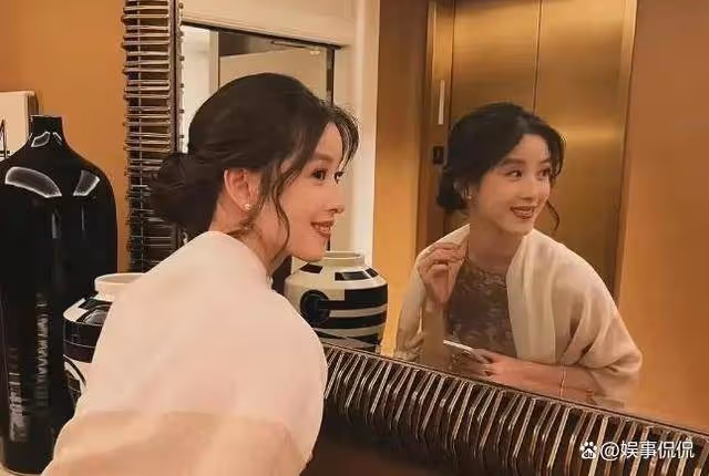 章澤天閃現美國！參加名流晚宴，穿掛脖透視長裙超性感面相變了